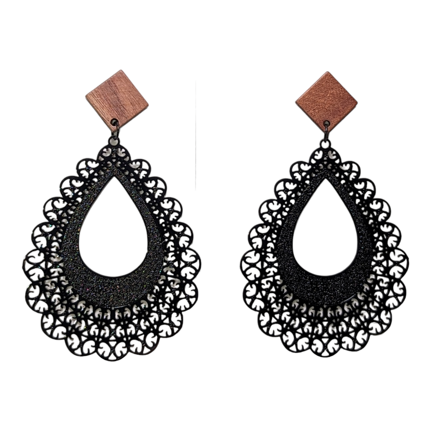 Puces en bois et tiges en acier inoxydable. Pendentifs en laiton peint.